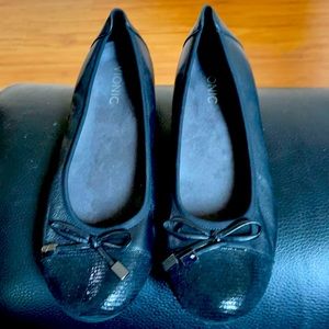 NWOT Vionic Black Flats New w/out tags.